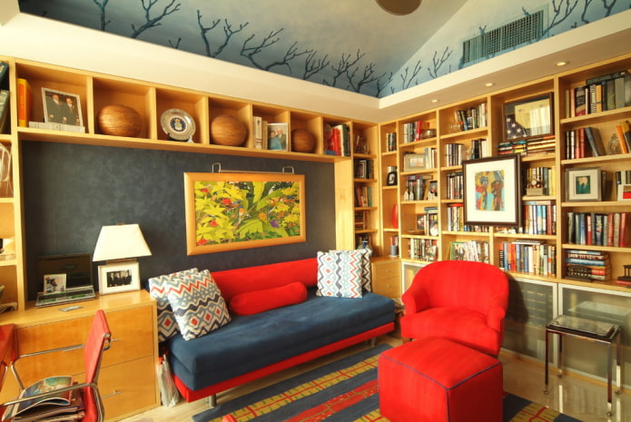 canapé bleu et rouge à l'intérieur