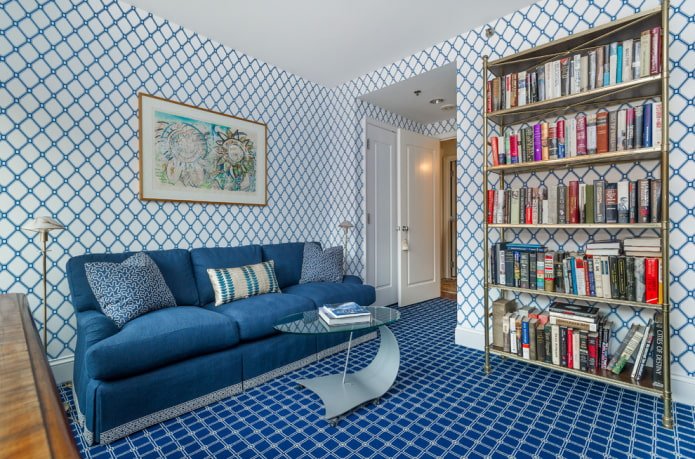 Canapé bleu droit à l'intérieur