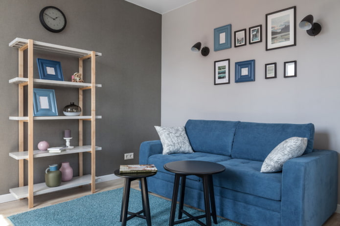 Petit canapé bleu à l'intérieur