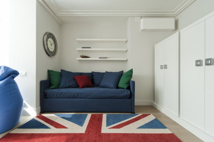 Canapé bleu dans une chambre d'adolescent