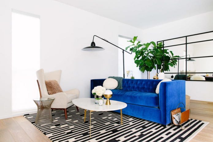 Petit canapé bleu à l'intérieur