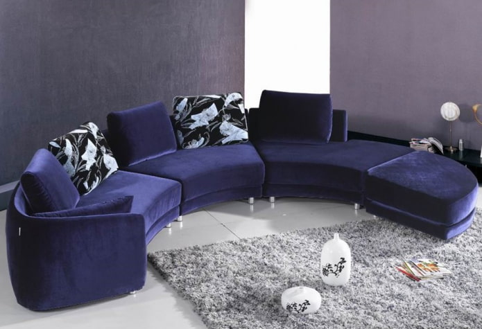 Canapé bleu semi-circulaire à l'intérieur