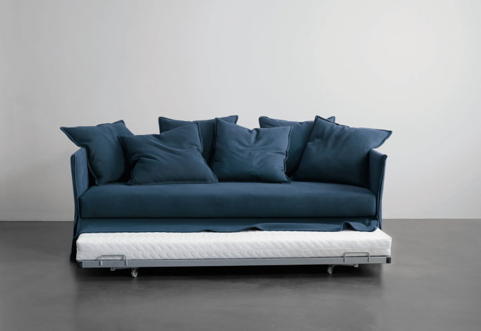 canapé convertible bleu à l'intérieur