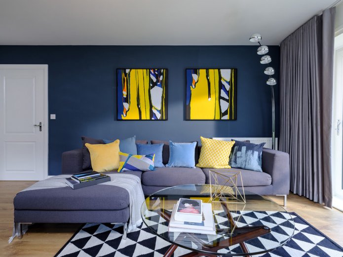 Salon élégant dans une palette de gris et bleu