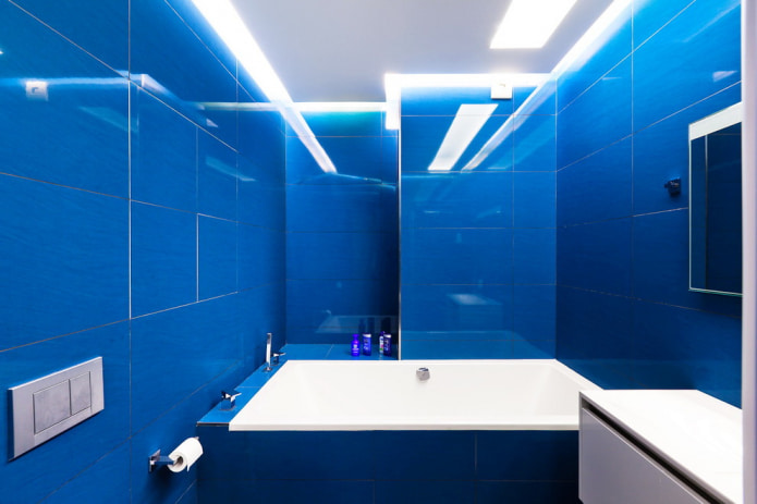 carrelage bleu vif dans la salle de bain