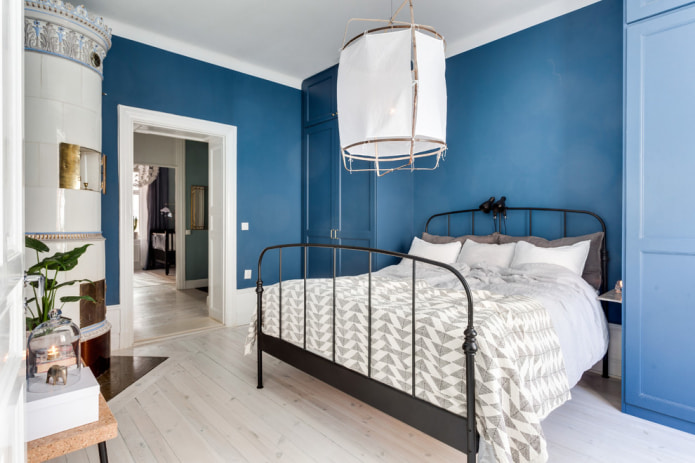 Murs bleus dans un intérieur scandinave