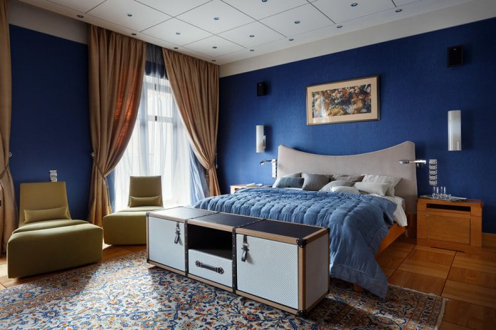 couverture bleue sur le lit