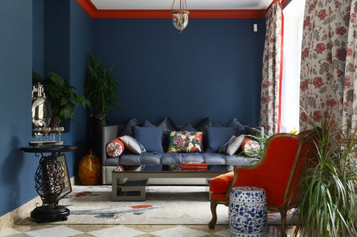 coussins bleus sur le canapé