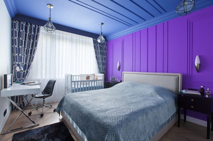 Plafond bleu et mur violet