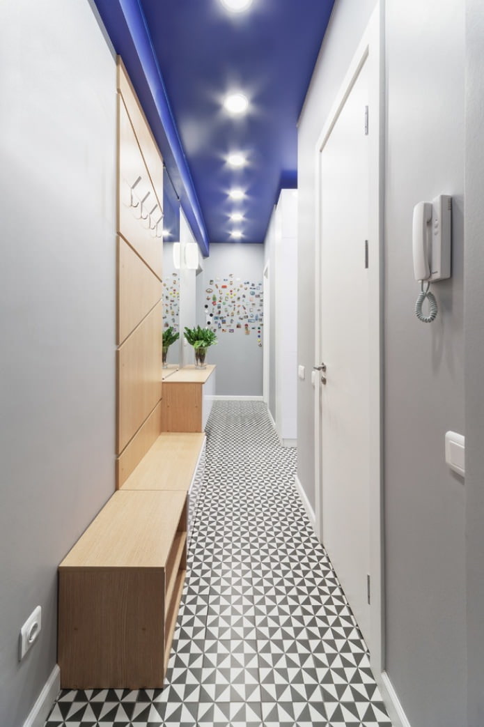 Couloir avec un plafond bleu