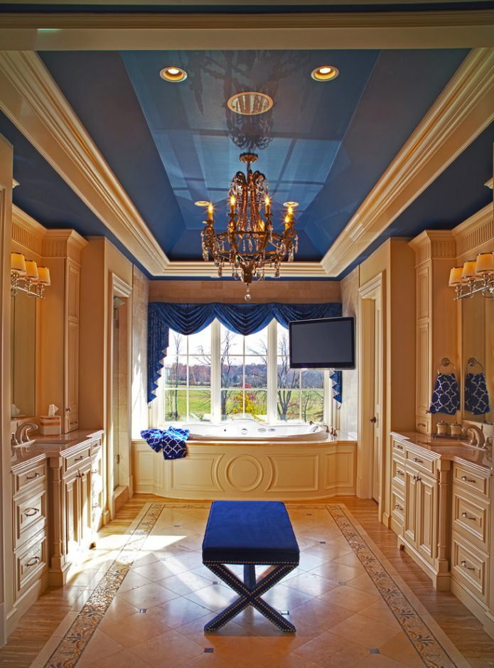 Plafond bleu dans une salle de bain de style classique