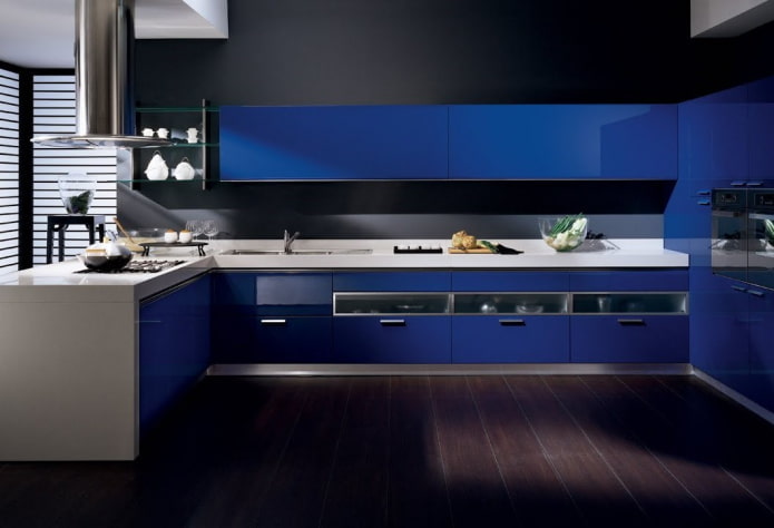 Intérieur de cuisine aux tons noir et bleu
