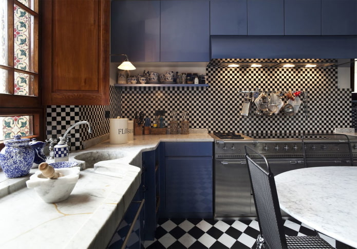 Intérieur de cuisine aux tons noir et bleu