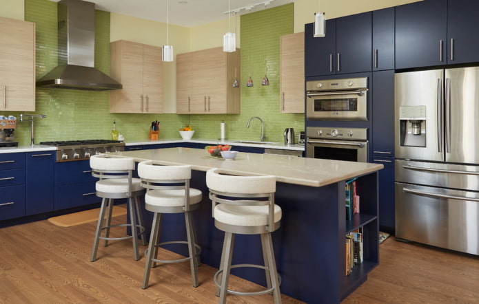 Intérieur de cuisine aux tons bleu-vert