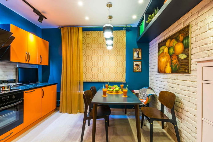 Intérieur de cuisine aux tons bleus et aux accents lumineux