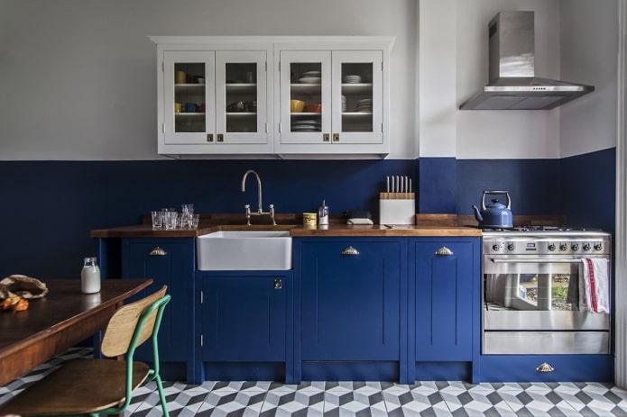Intérieur de cuisine aux tons bleus et blancs