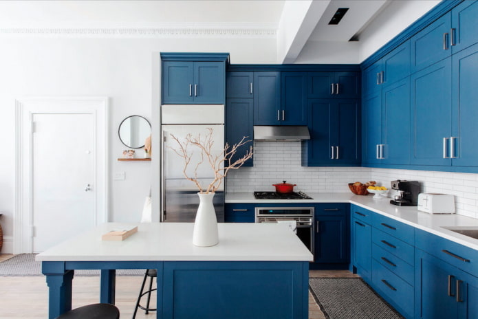 intérieur de cuisine dans les tons bleu et blanc