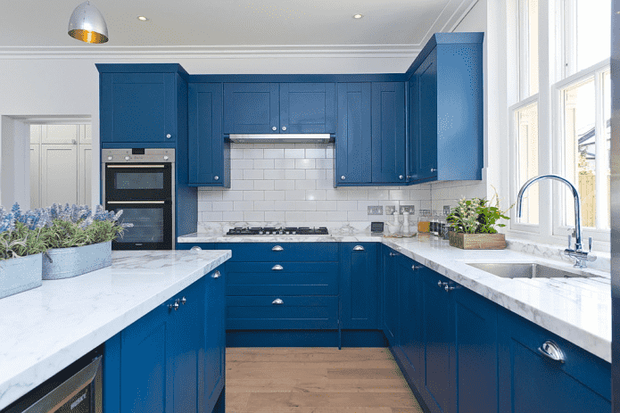 intérieur de cuisine dans les tons bleu et blanc