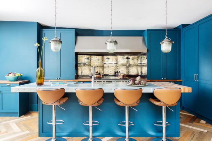 Décoration et éclairage dans une cuisine aux tons bleus