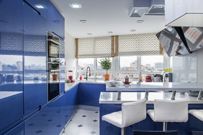 Textiles dans la cuisine aux tons bleus