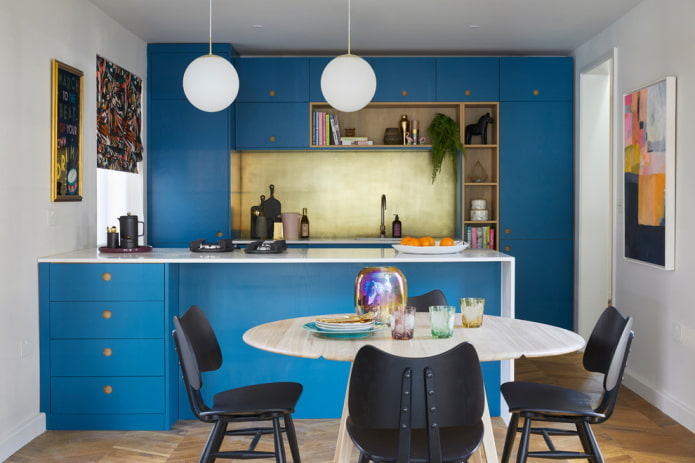 Décoration et éclairage dans une cuisine aux tons bleus