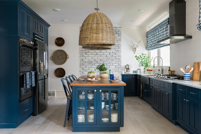 Décoration et éclairage dans une cuisine aux tons bleus