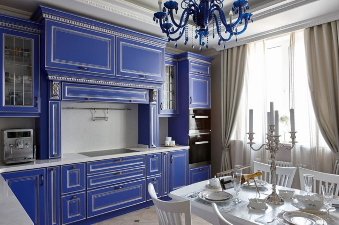 Cuisine aux tons bleus dans un style classique
