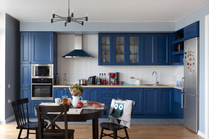 coin repas dans la cuisine aux tons bleus