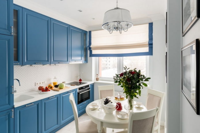 Textiles dans la cuisine aux tons bleus