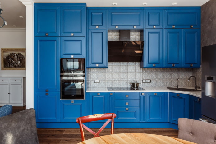 Cuisine néoclassique aux tons bleus