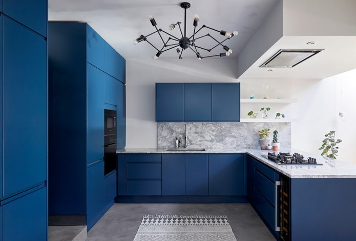 Intérieur de cuisine dans les tons bleus