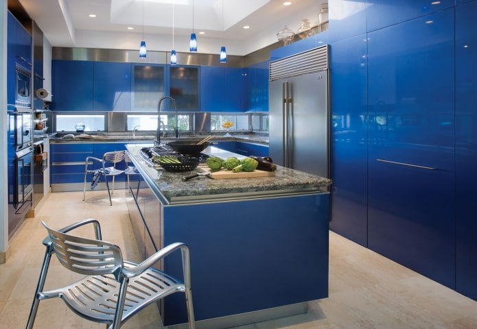intérieur de cuisine dans les tons bleus
