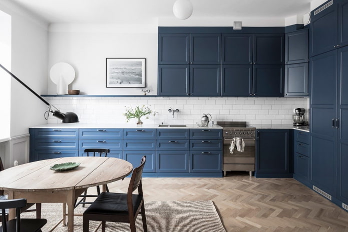 appareils électroménagers dans l'intérieur de la cuisine dans des tons bleus