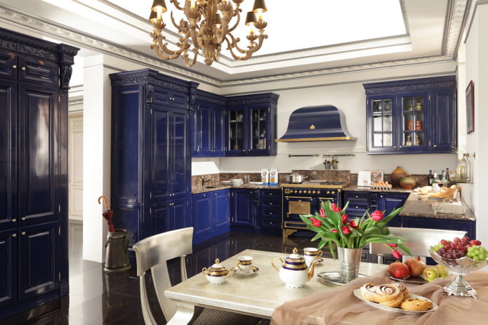 Cuisine aux tons bleus dans un style classique