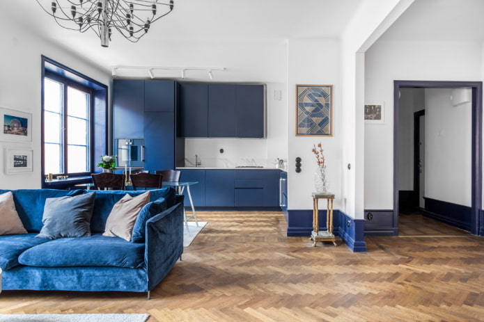 Intérieur cuisine-salon dans les tons bleus