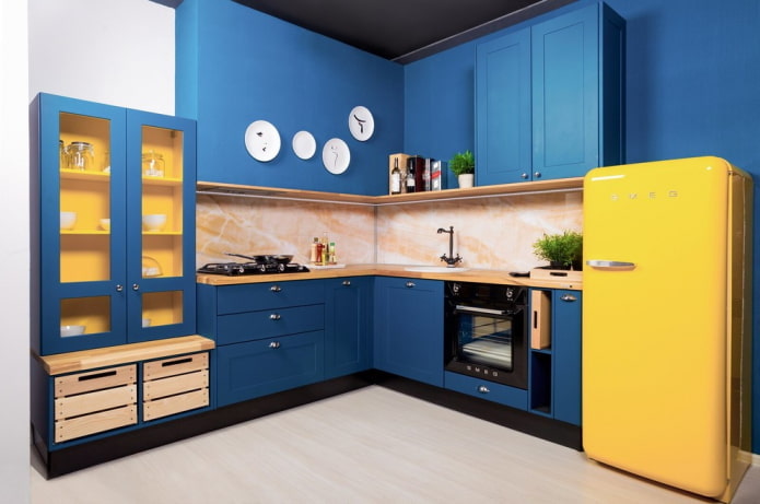 Intérieur de cuisine aux tons bleus avec des accents lumineux