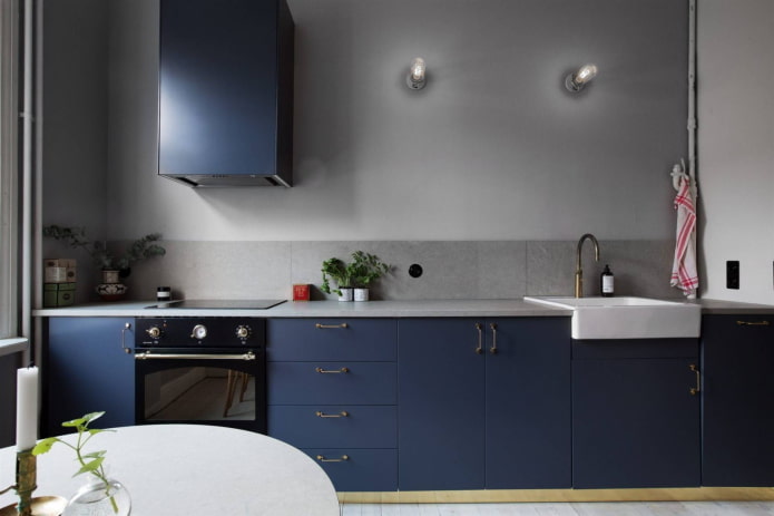 Intérieur de cuisine dans les tons gris et bleu