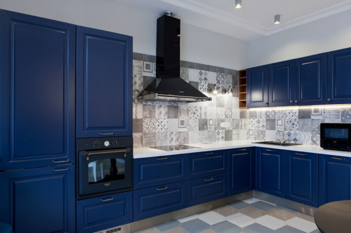 Intérieur de cuisine dans les tons bleus