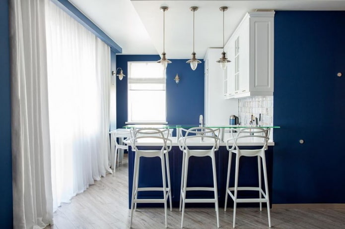 Textiles dans la cuisine aux tons bleus