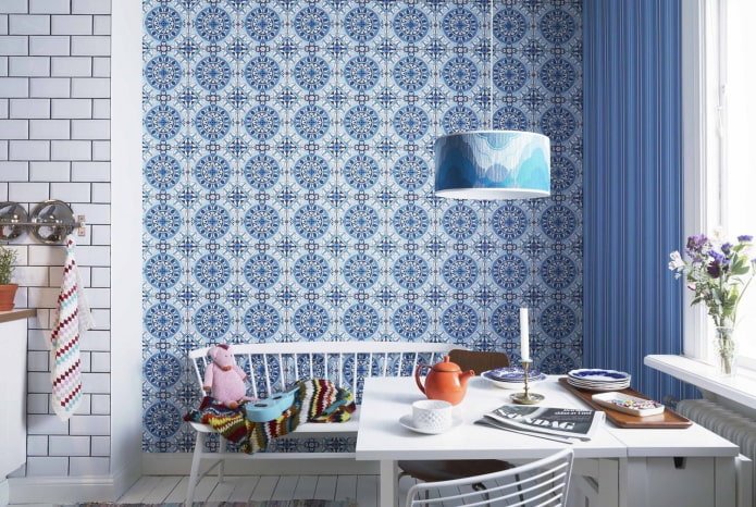 Papier peint dans les tons bleus de la cuisine
