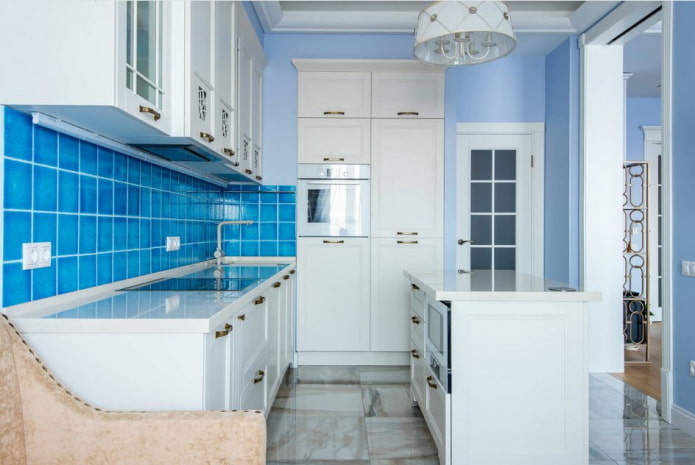 Intérieur de cuisine aux tons bleus et bleu clair