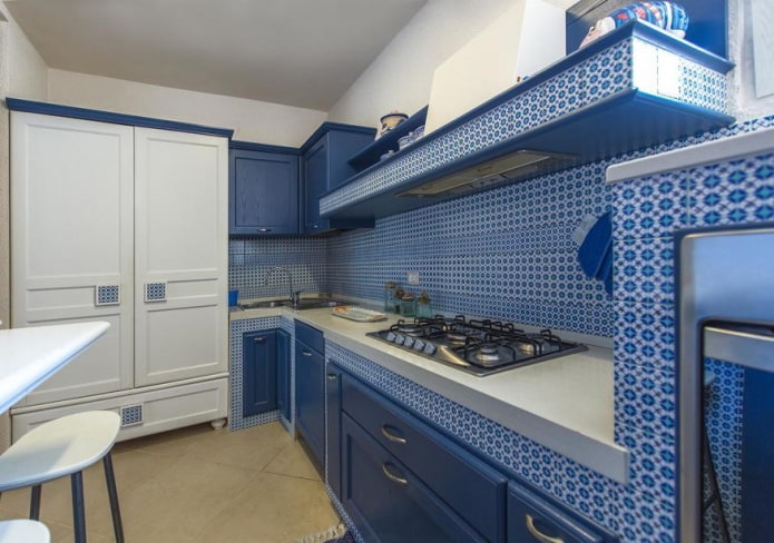 Systèmes de rangement dans une cuisine aux tons bleus