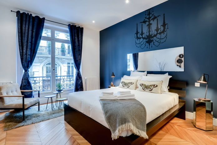 Chambre avec meubles marron