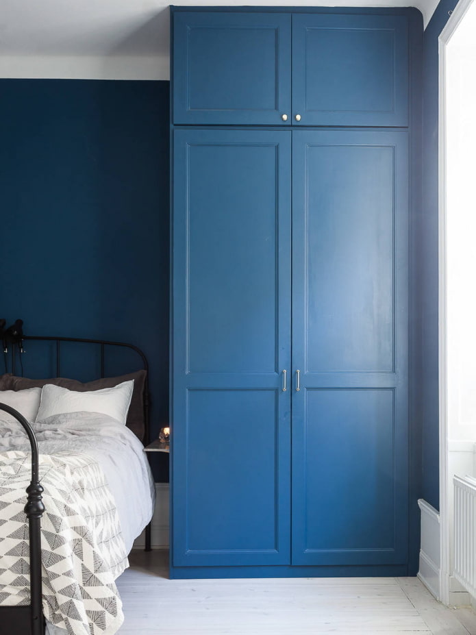 Armoire de la couleur des murs