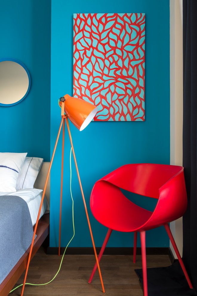 Fauteuil et tableau rouges