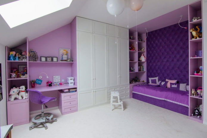 chambre d'enfant blanche et violette