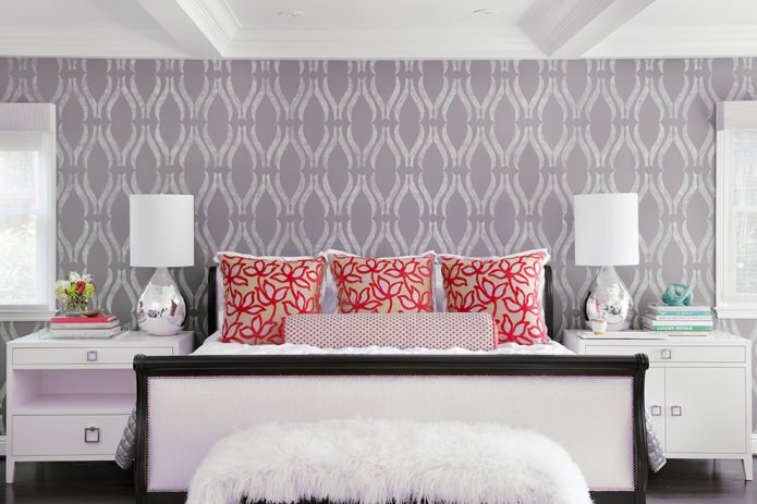 Papier peint gris-lilas dans la chambre