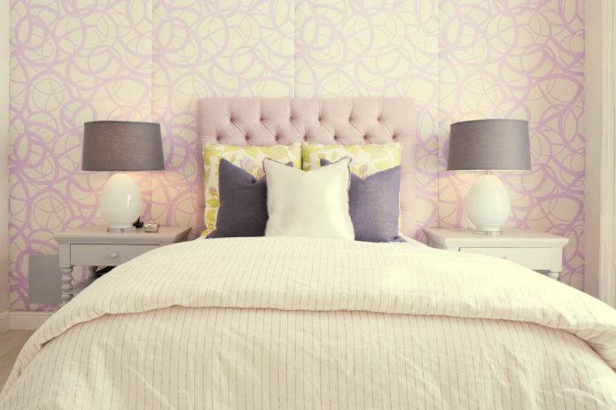 Papier peint beige et lilas à motifs