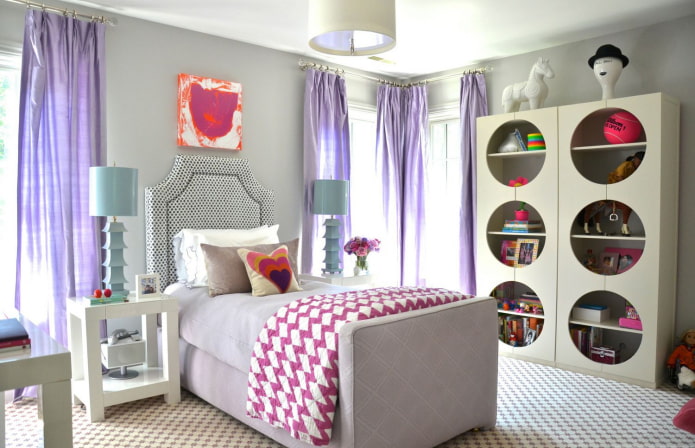 rideaux lilas à l'intérieur de la chambre d'enfant