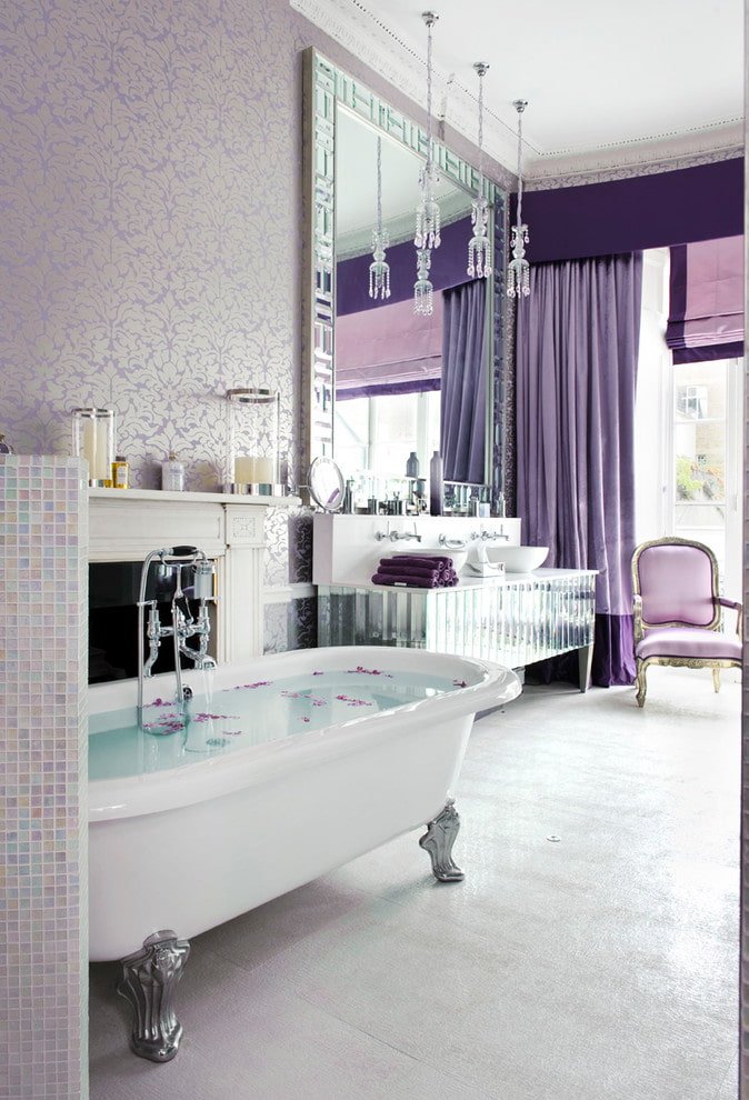 rideaux lilas dans la salle de bain